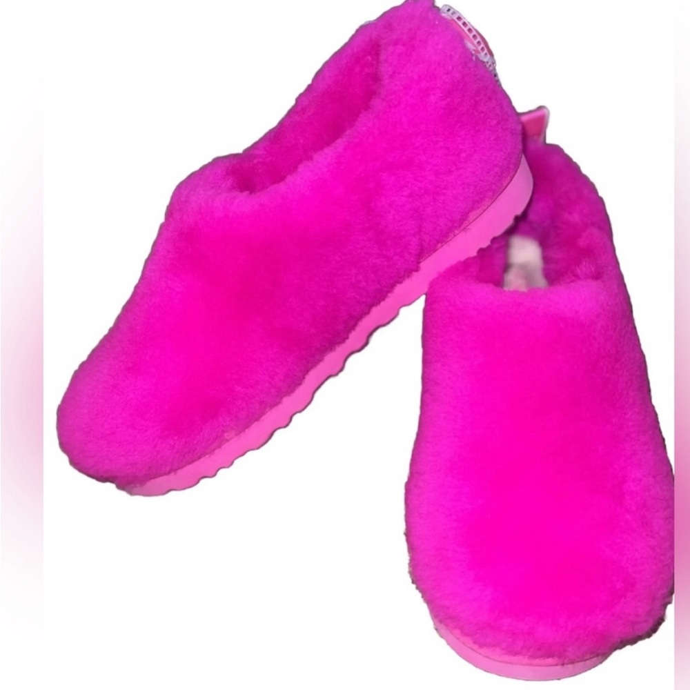 BarbieCore pink Ugg slippers *noticed a very minor unevenness in Sherpa pile